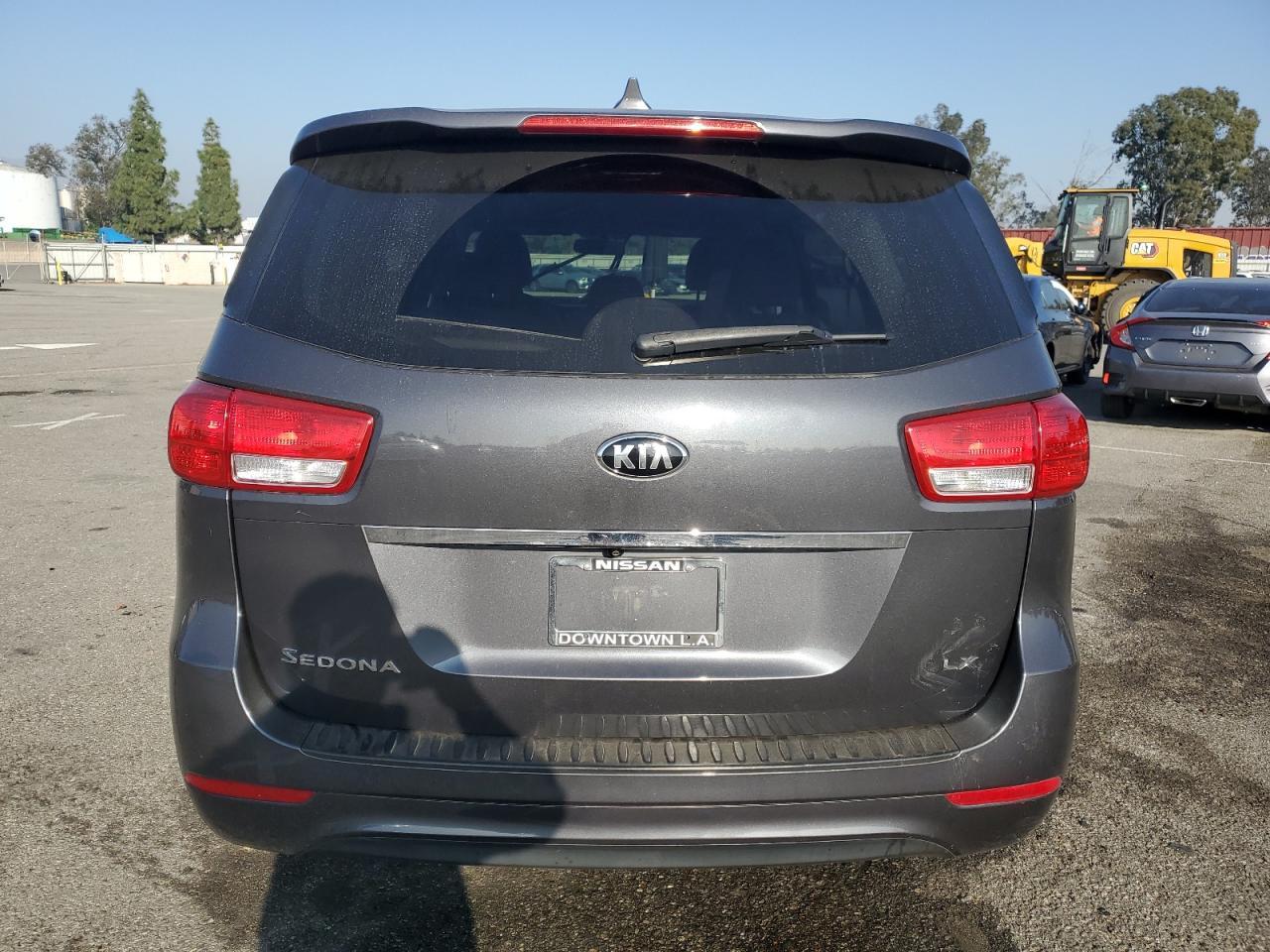 2017 KIA SEDONA LX - Image 6