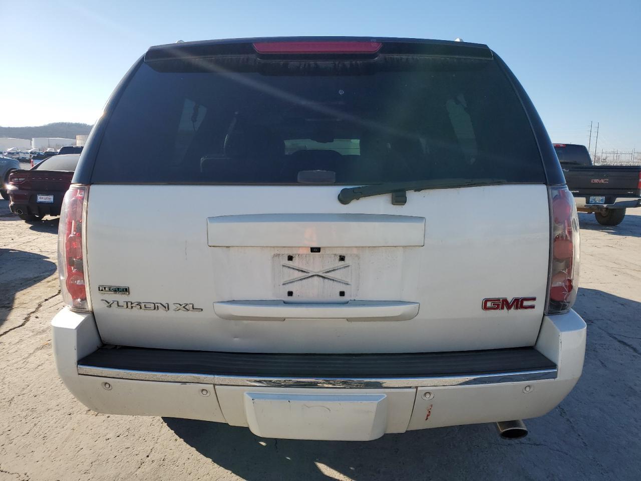 2012 GMC YUKON XL D - Image 6
