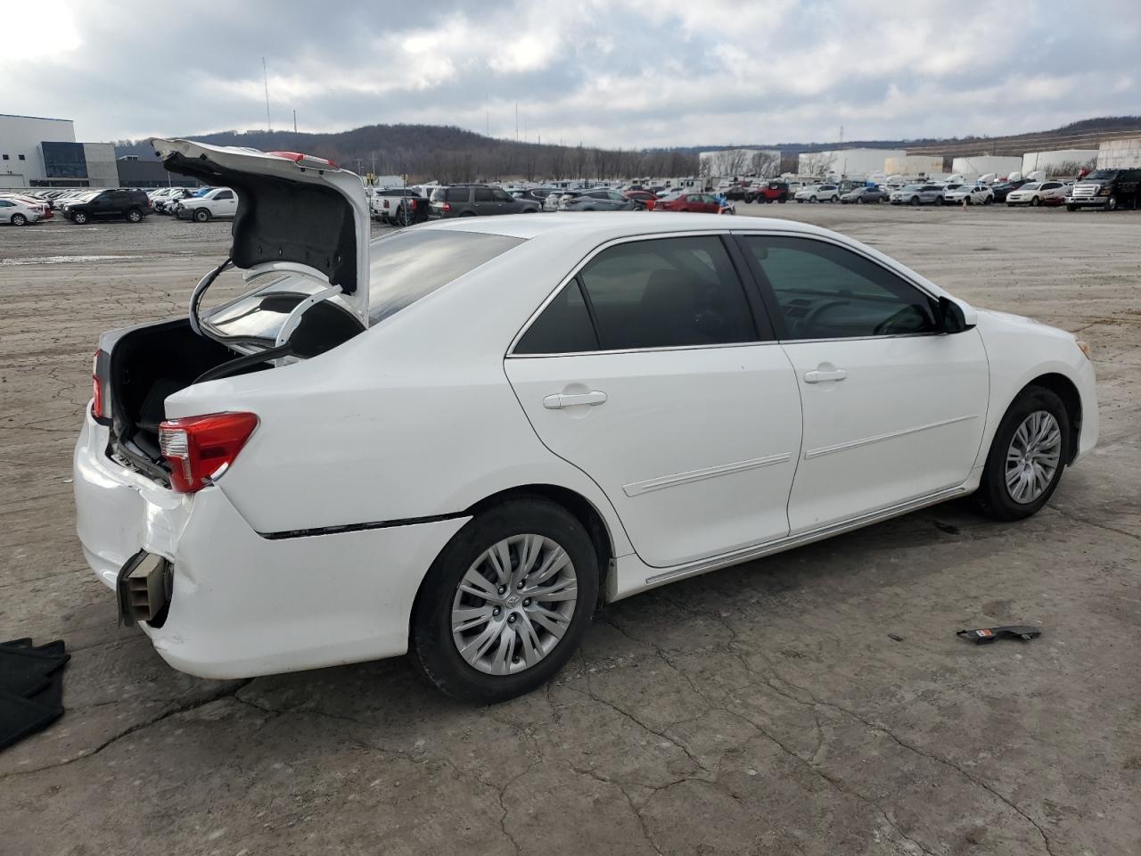 2013 TOYOTA CAMRY L - Фото 3