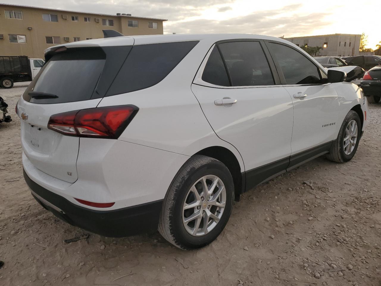 2024 CHEVROLET EQUINOX LT - Image 3