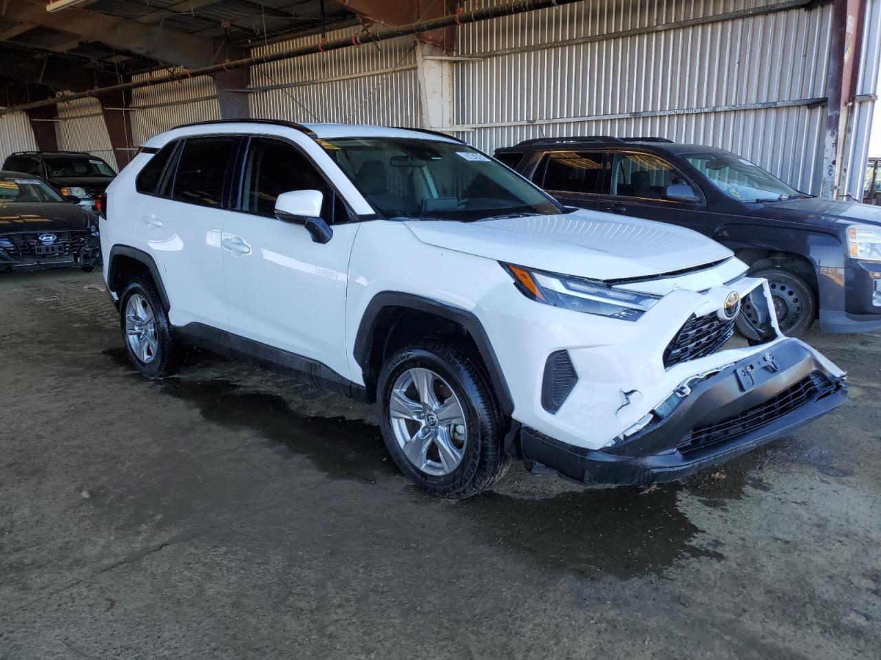 2022 TOYOTA RAV4 XLE - Фото 4