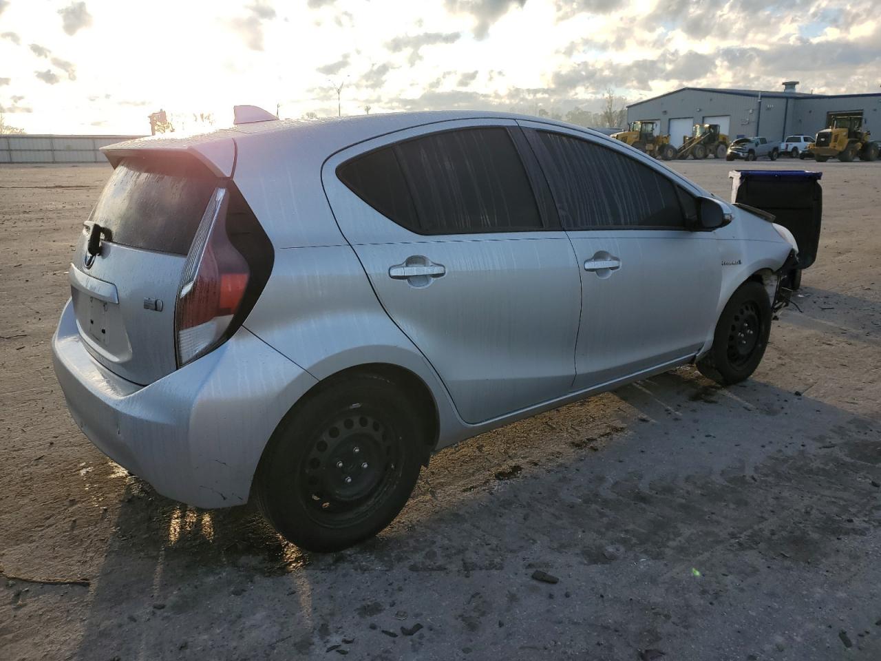 2015 TOYOTA PRIUS C - Image 3