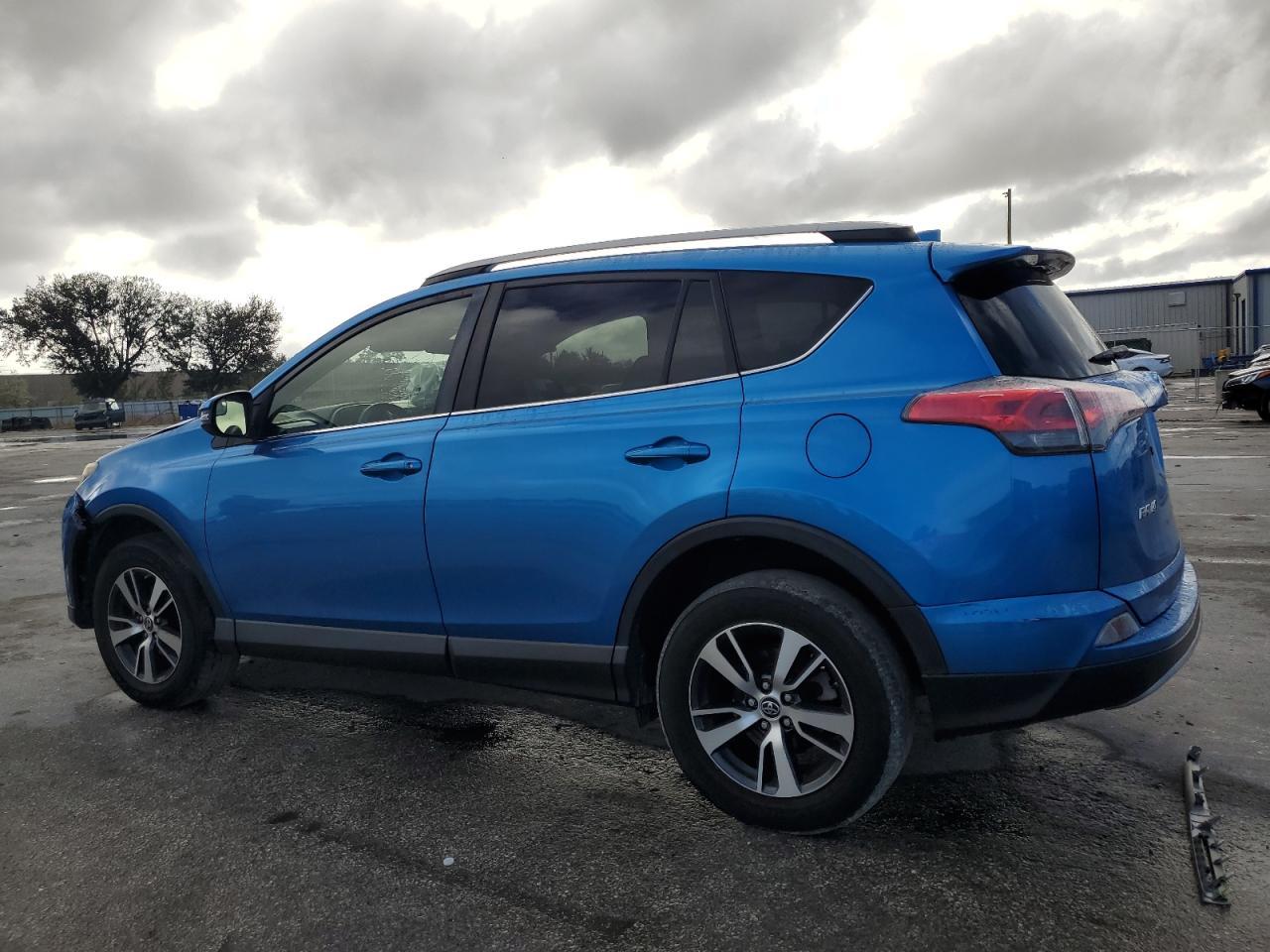 2017 TOYOTA RAV4 XLE - Image 2