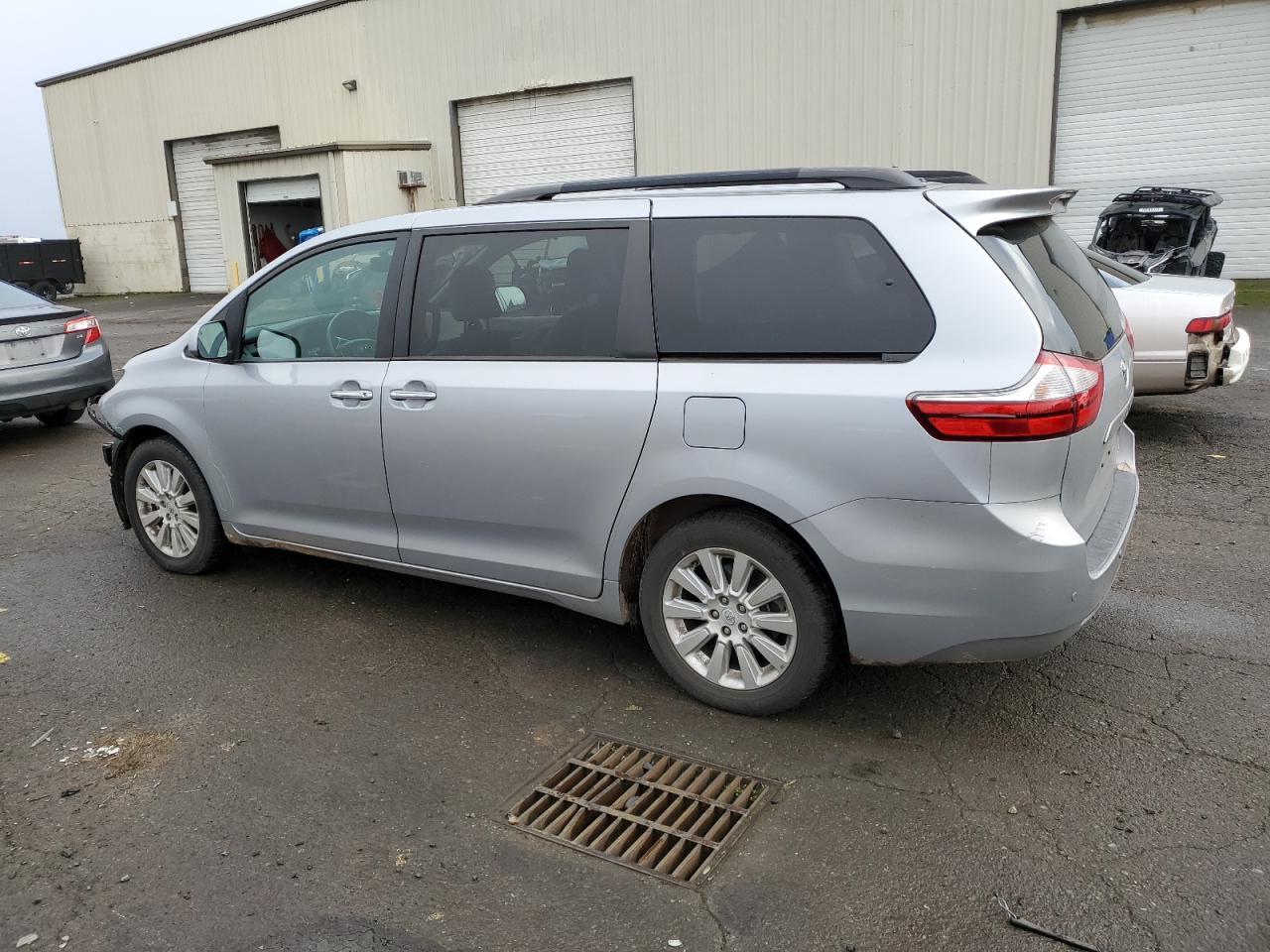 2015 TOYOTA SIENNA XLE - Image 2