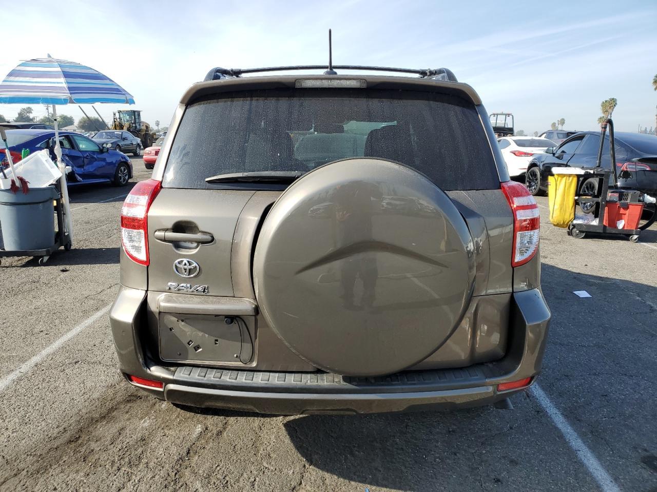 2011 TOYOTA RAV4 - Фото 6