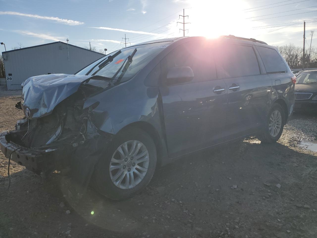 2015 TOYOTA SIENNA XLE
