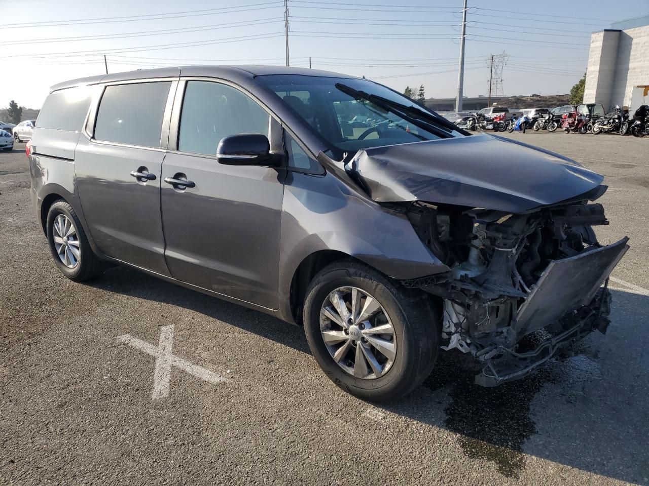 2017 KIA SEDONA LX - Image 4