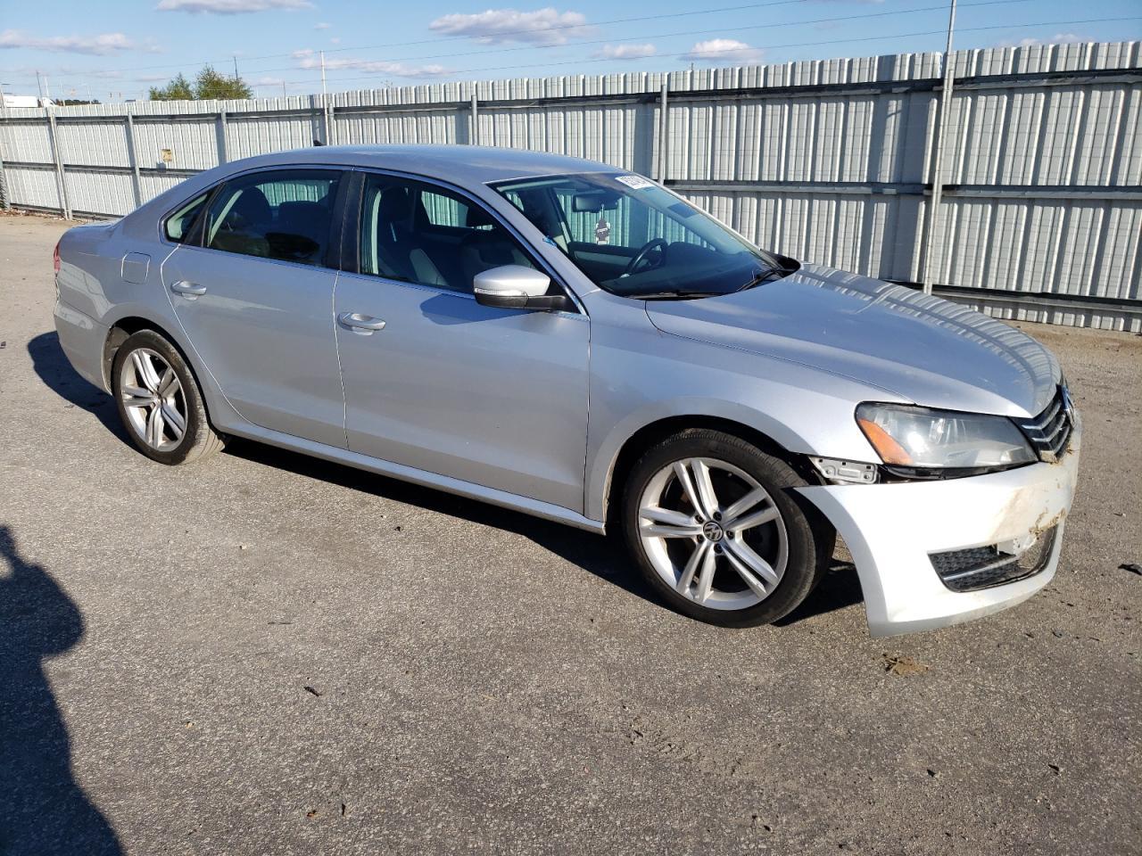 2013 VOLKSWAGEN PASSAT SE - Image 4