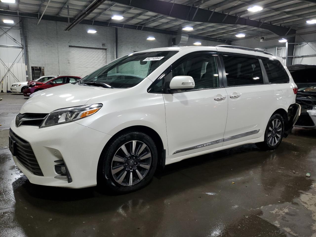 2019 TOYOTA SIENNA XLE car image