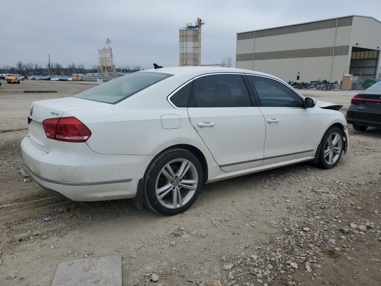 2013 VOLKSWAGEN PASSAT SE - Image 3