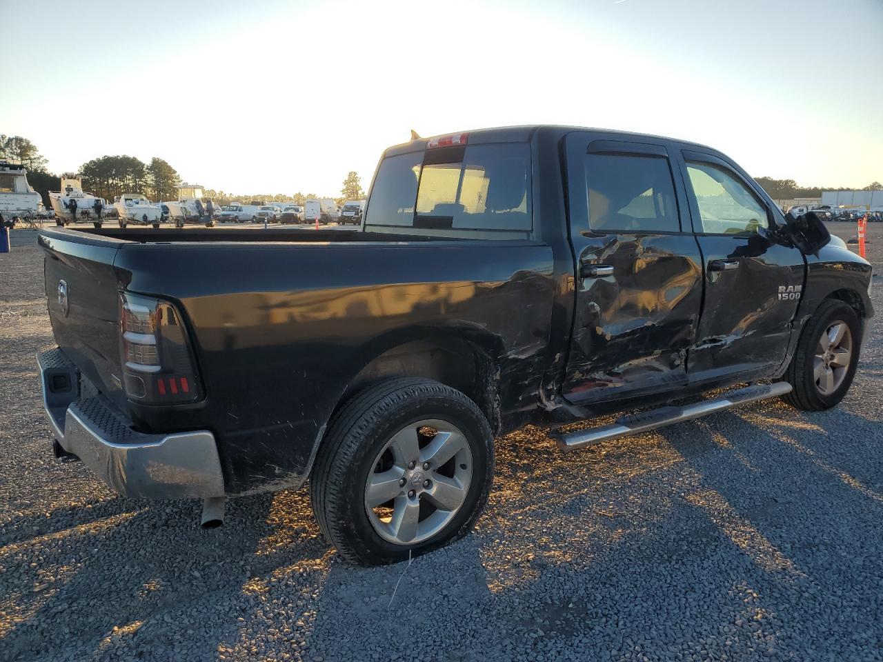 2017 RAM 1500 SLT - Фото 3