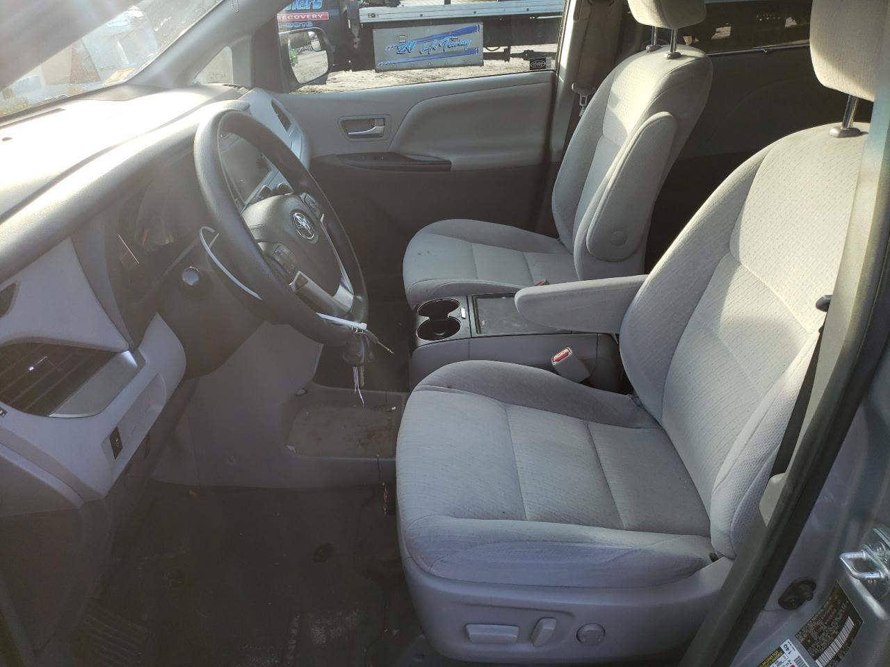 2015 TOYOTA SIENNA LE - Фото 7