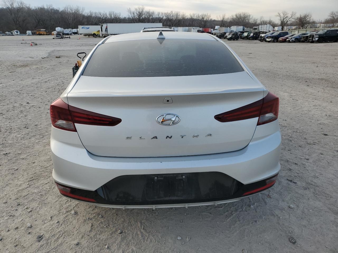 2019 HYUNDAI ELANTRA SE - Фото 6