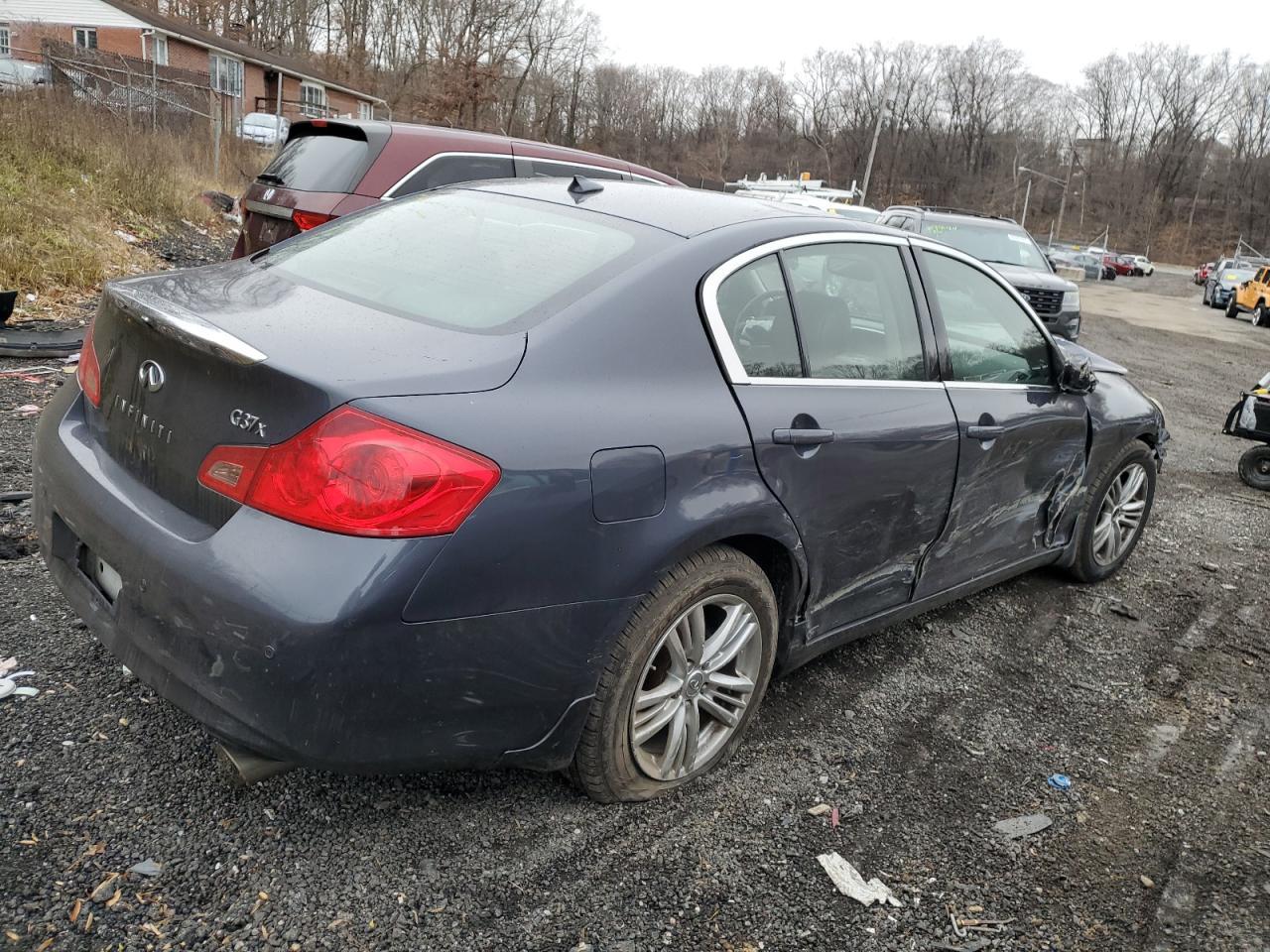 2011 INFINITI G37 - Image 3