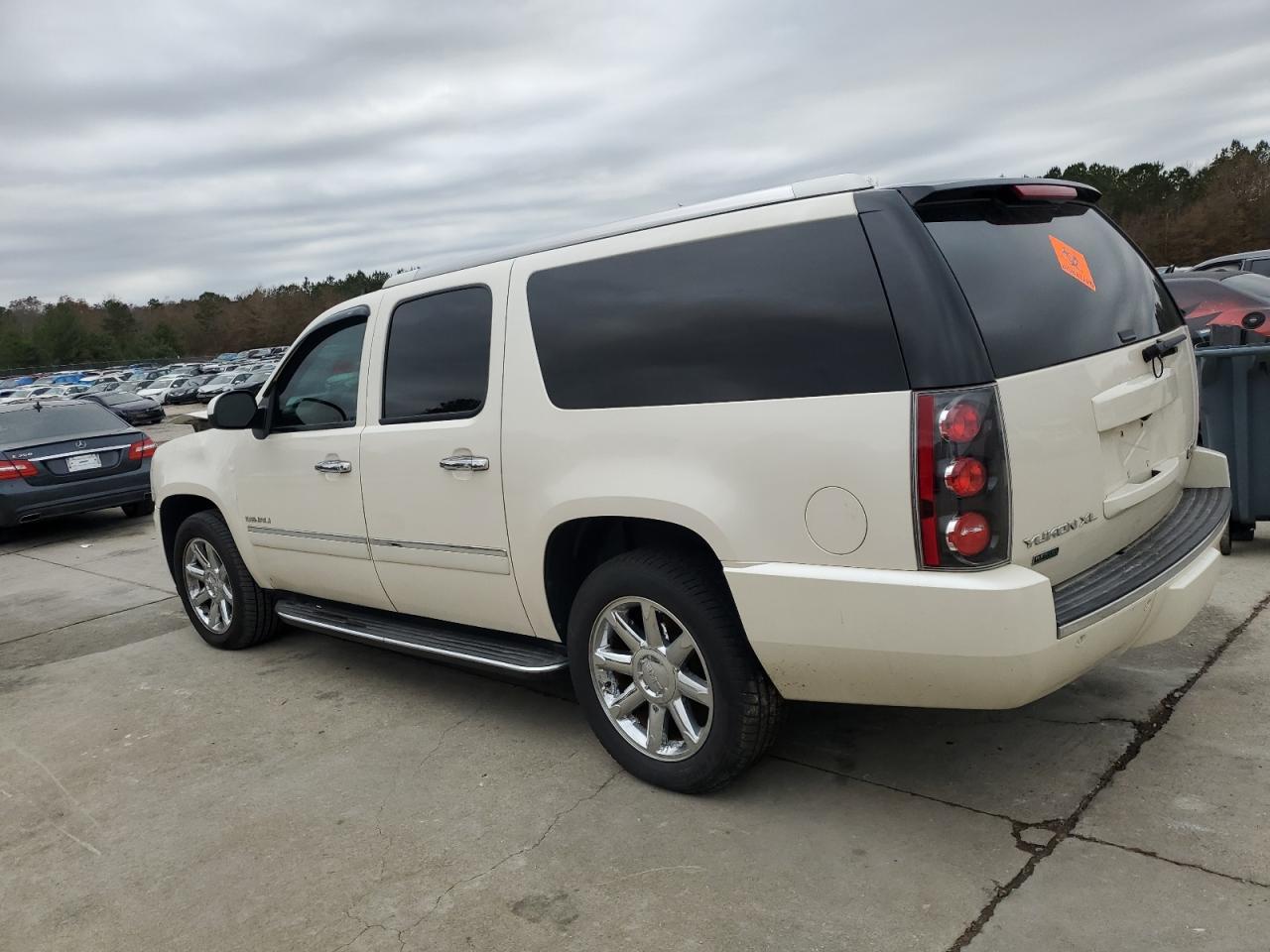 2012 GMC YUKON XL D - Image 2