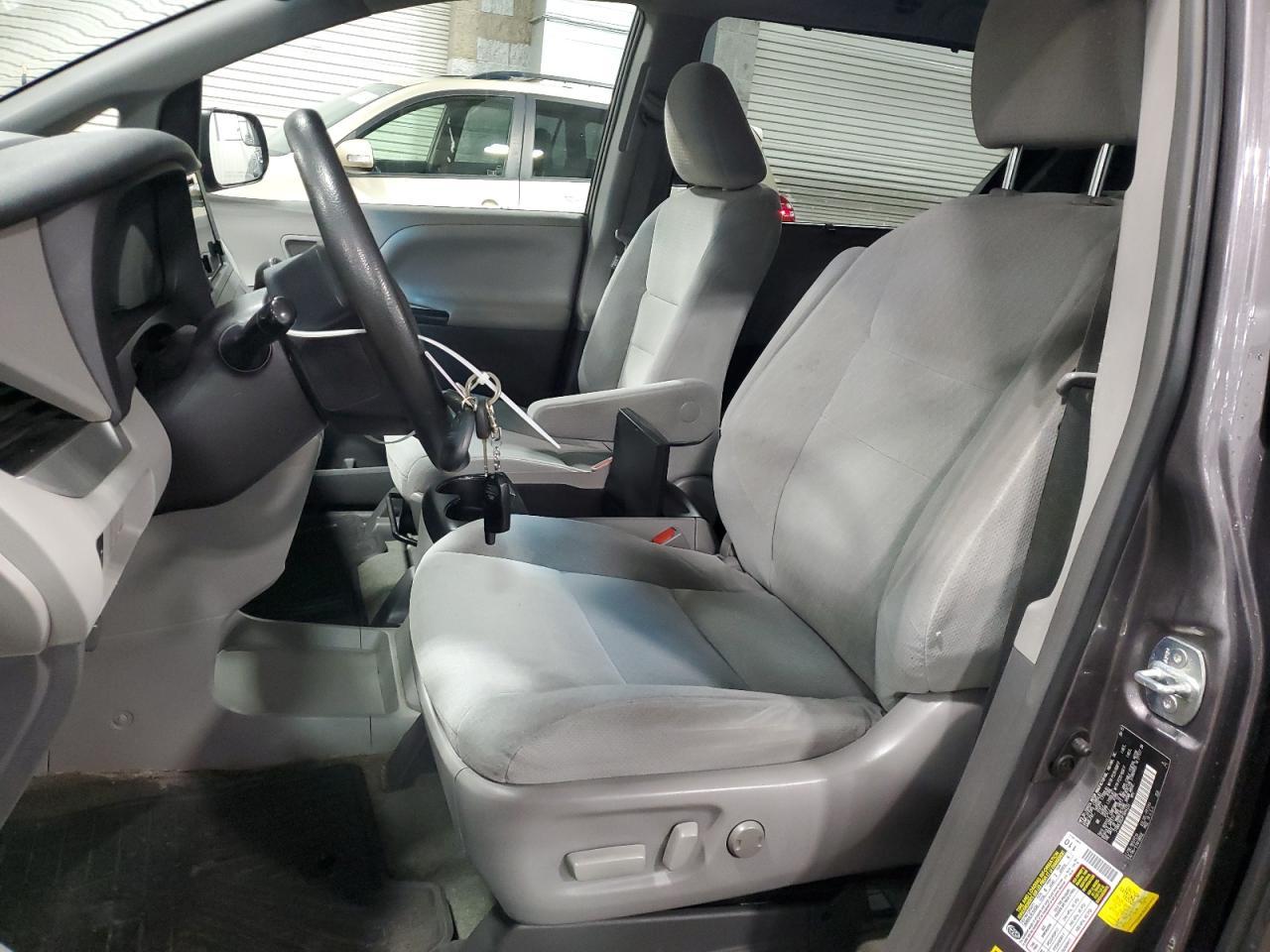2015 TOYOTA SIENNA LE - Фото 7