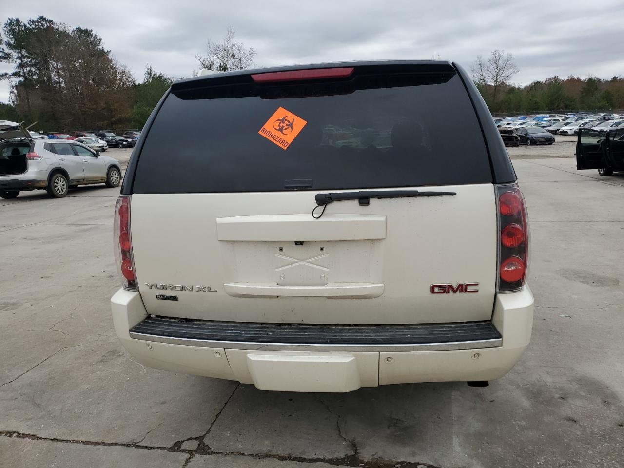 2012 GMC YUKON XL D - Image 6