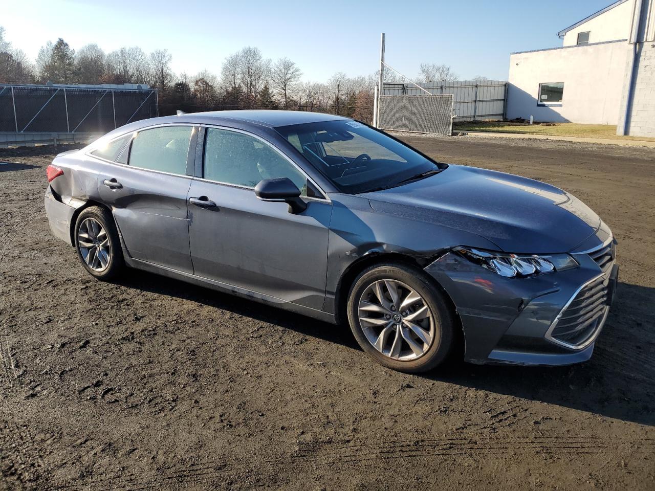 2022 TOYOTA AVALON XLE - Image 4