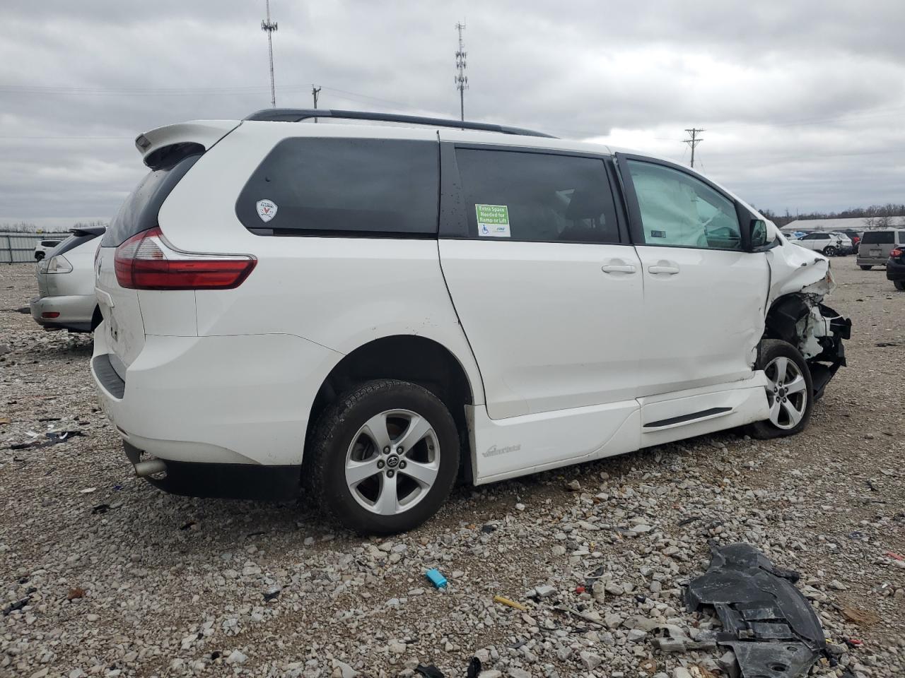 2019 TOYOTA SIENNA LE - Фото 3
