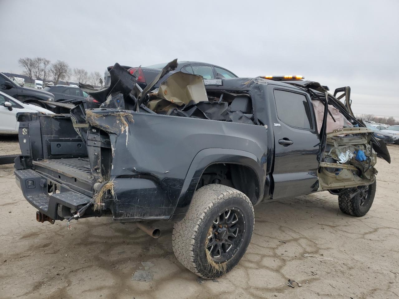 2017 TOYOTA TACOMA DOU - Фото 3