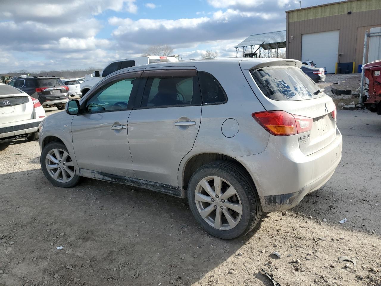 2015 MITSUBISHI OUTLANDER - Фото 2