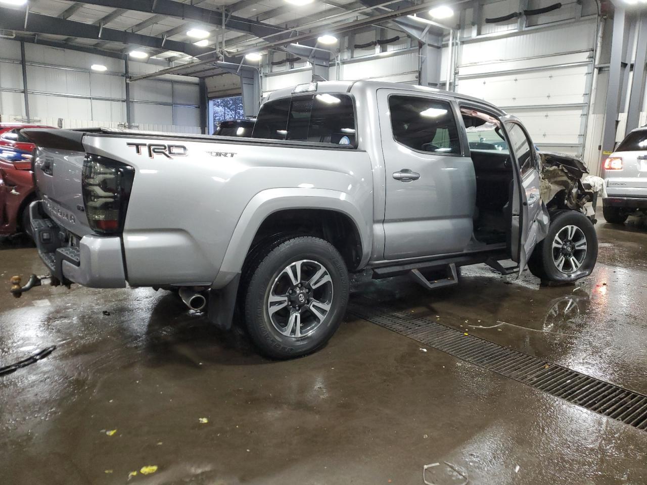 2017 TOYOTA TACOMA DOU - Фото 3