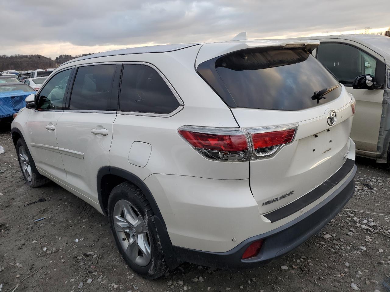 2015 TOYOTA HIGHLANDER - Image 2