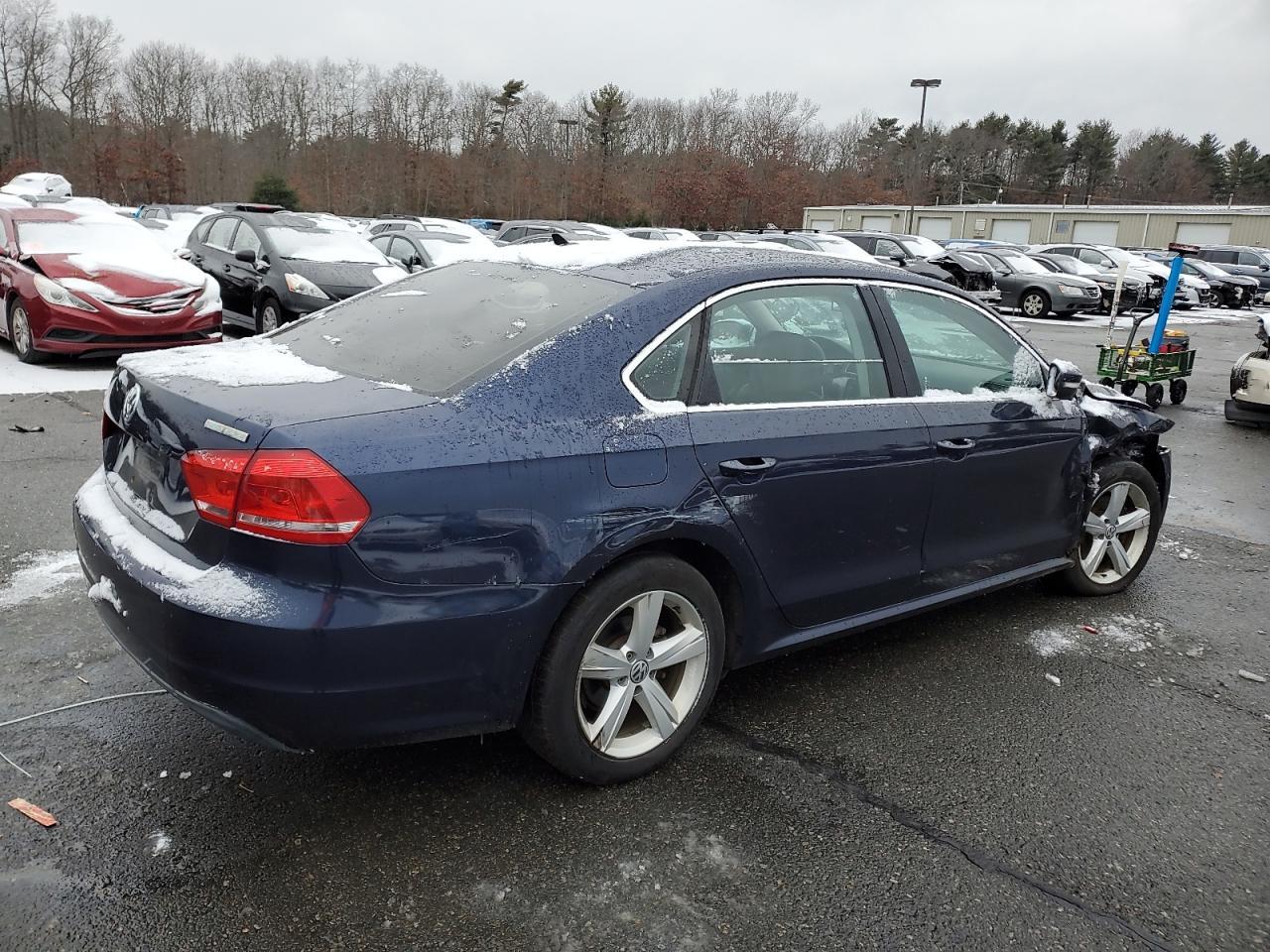 2013 VOLKSWAGEN PASSAT SE - Image 3