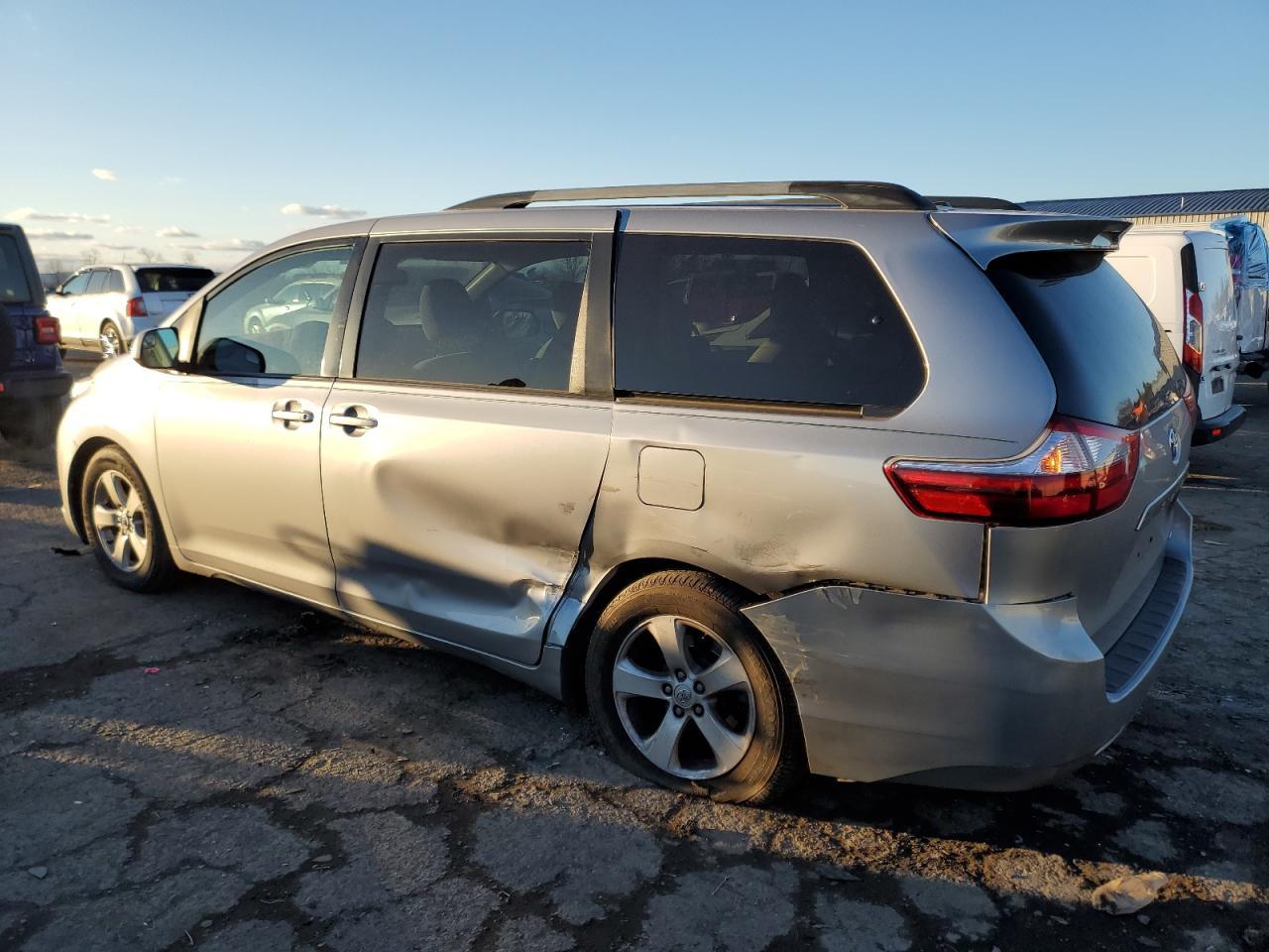 2015 TOYOTA SIENNA LE - Фото 2