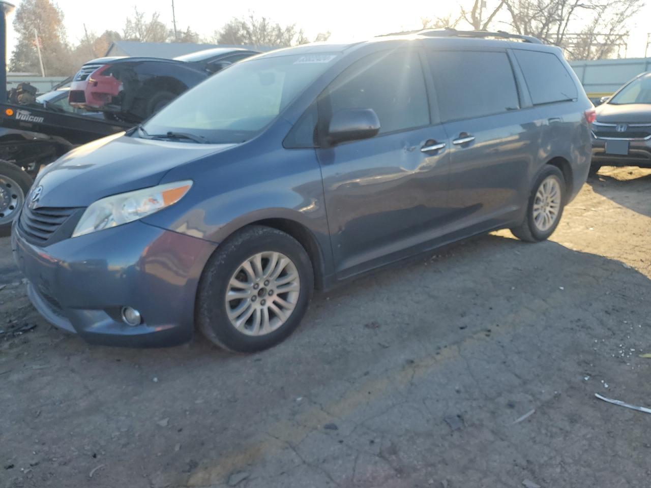 2015 TOYOTA SIENNA XLE