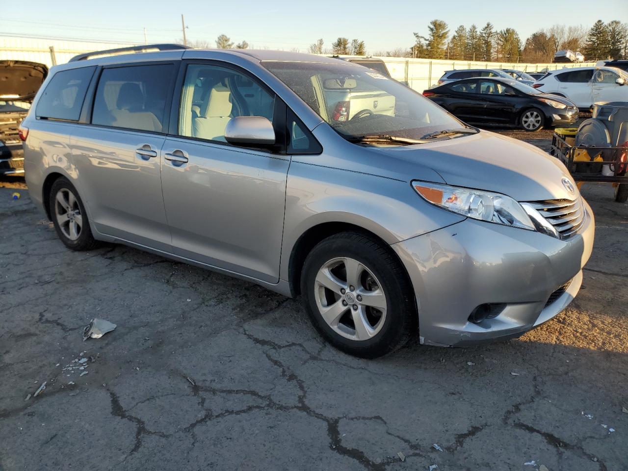 2015 TOYOTA SIENNA LE - Фото 4