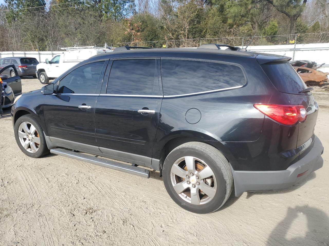 2011 CHEVROLET TRAVERSE L - Image 2