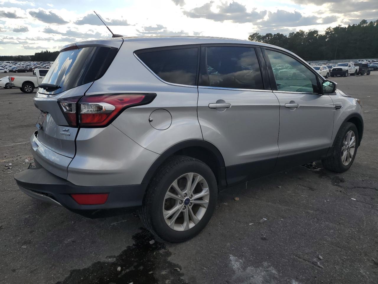 2017 FORD ESCAPE SE - Image 3