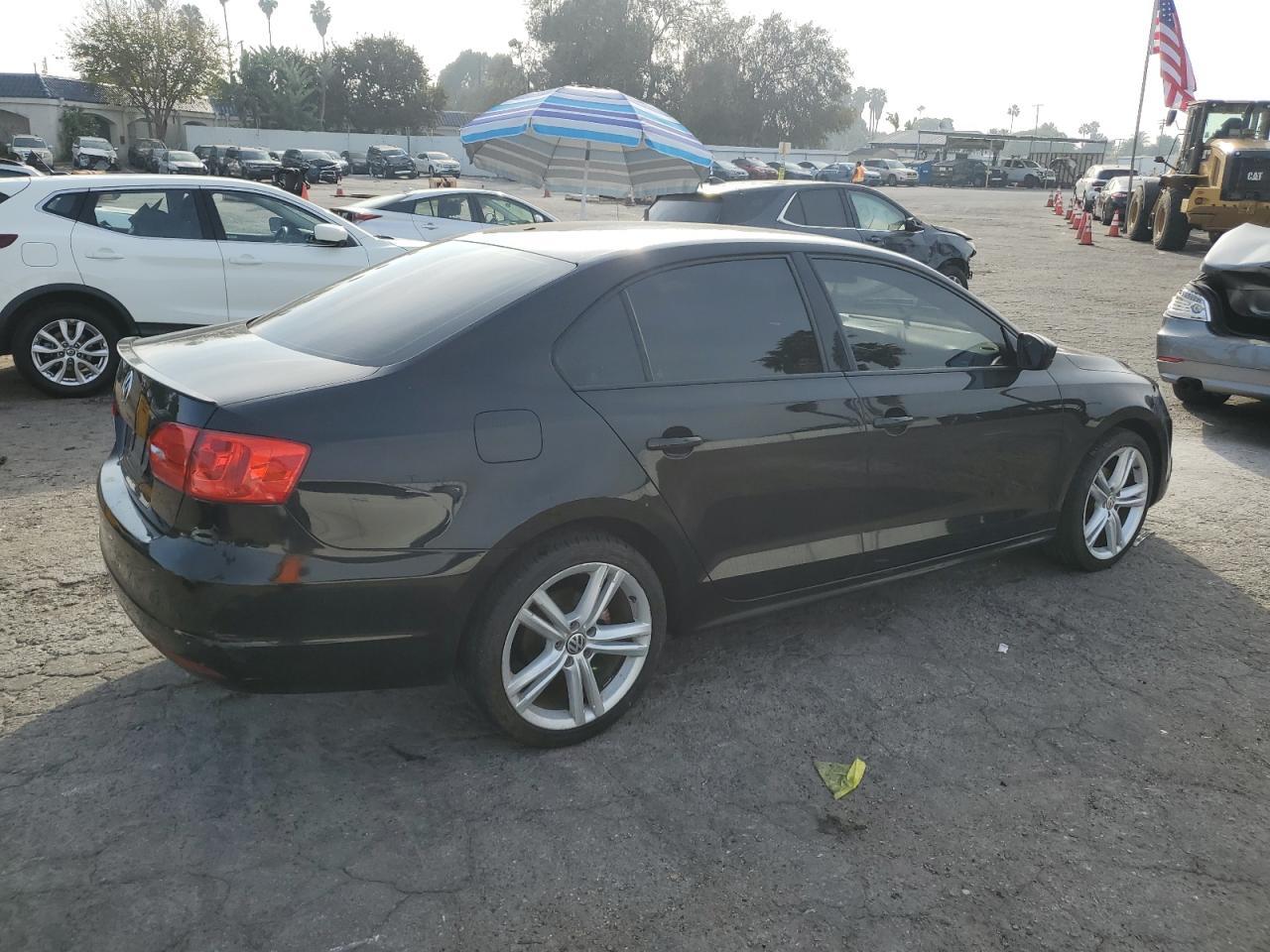 2013 VOLKSWAGEN JETTA BASE - Image 3