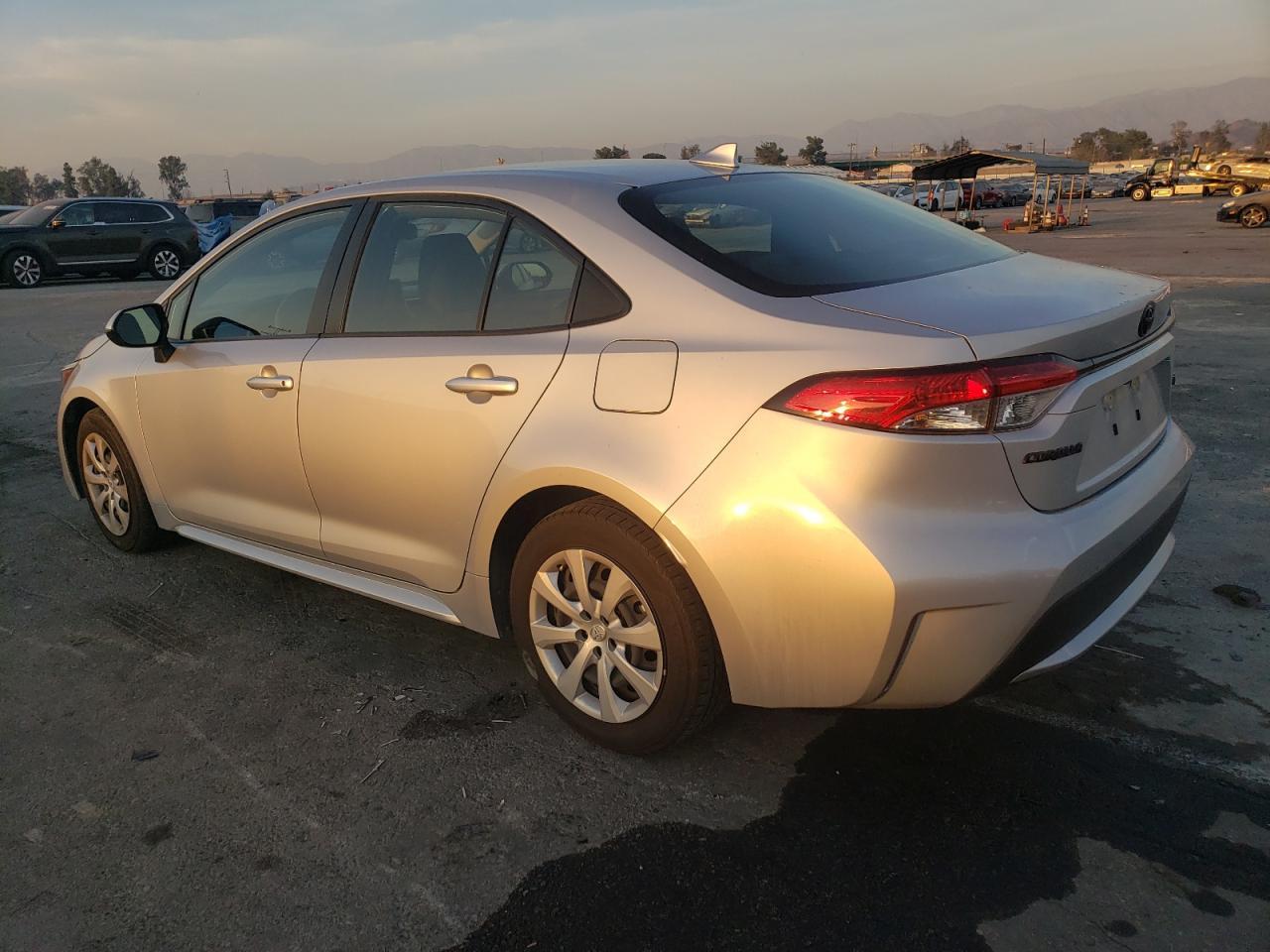 2022 TOYOTA COROLLA LE - Фото 2
