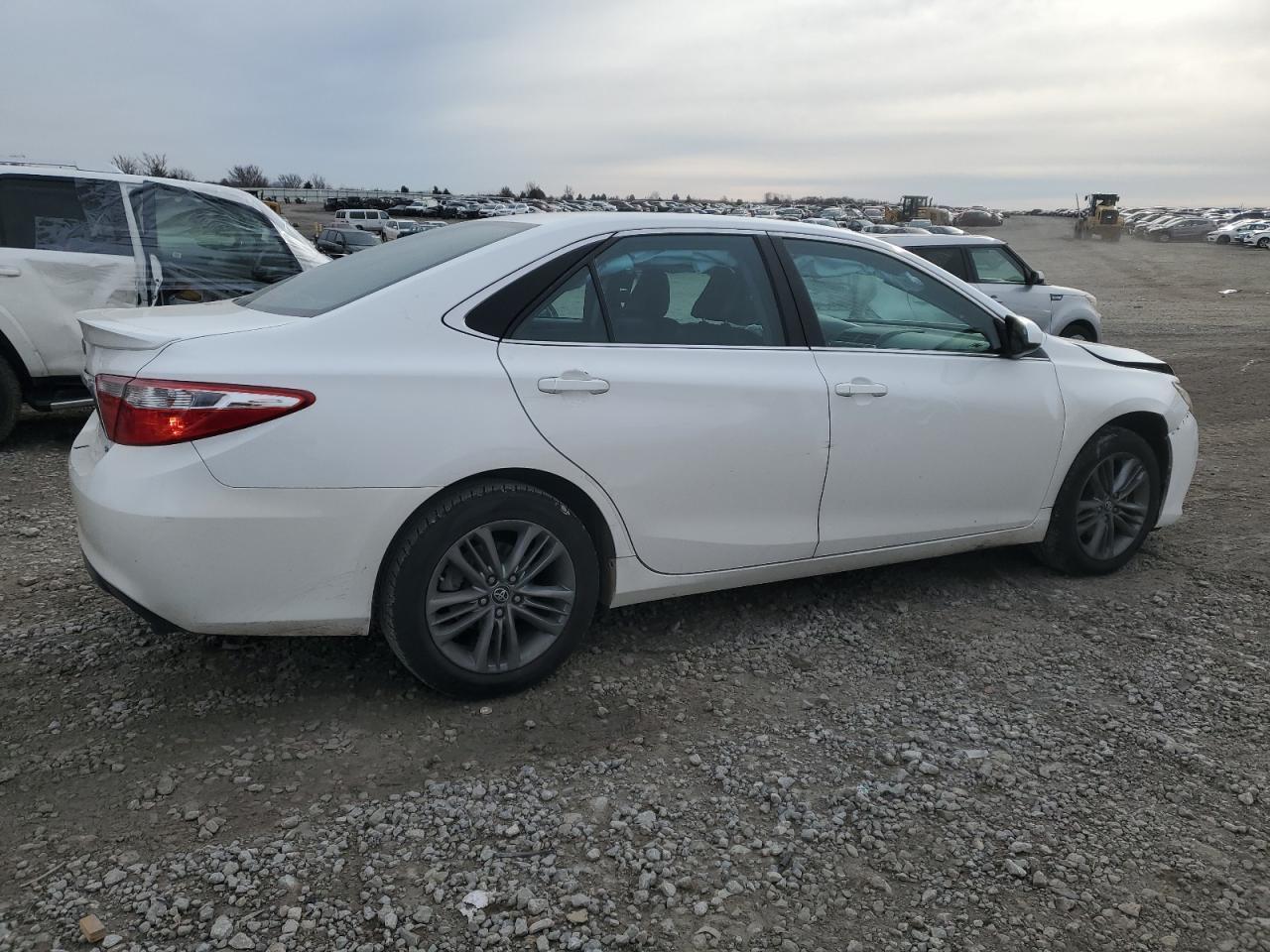 2017 TOYOTA CAMRY LE - Фото 3