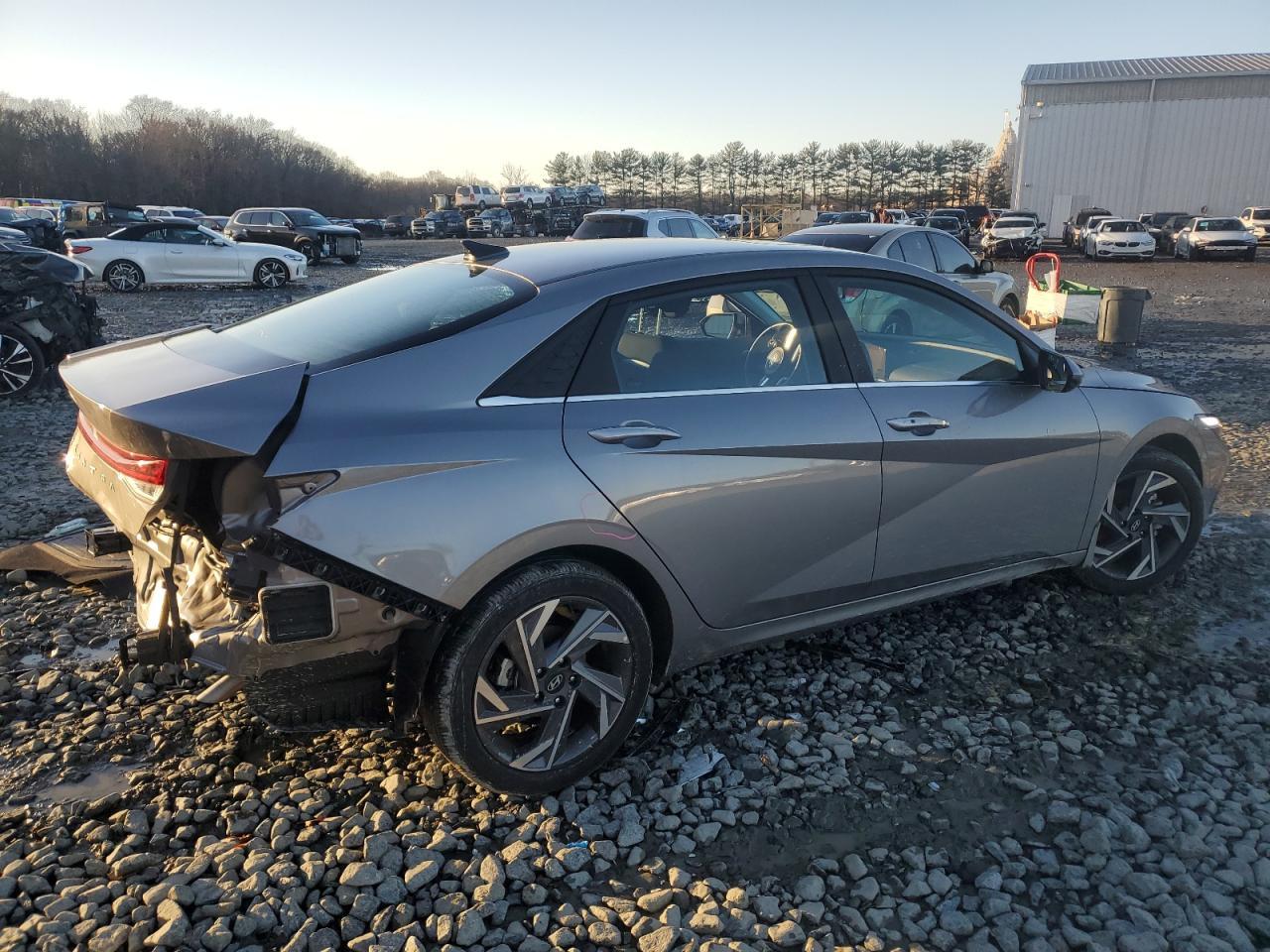 2024 HYUNDAI ELANTRA SE - Фото 3