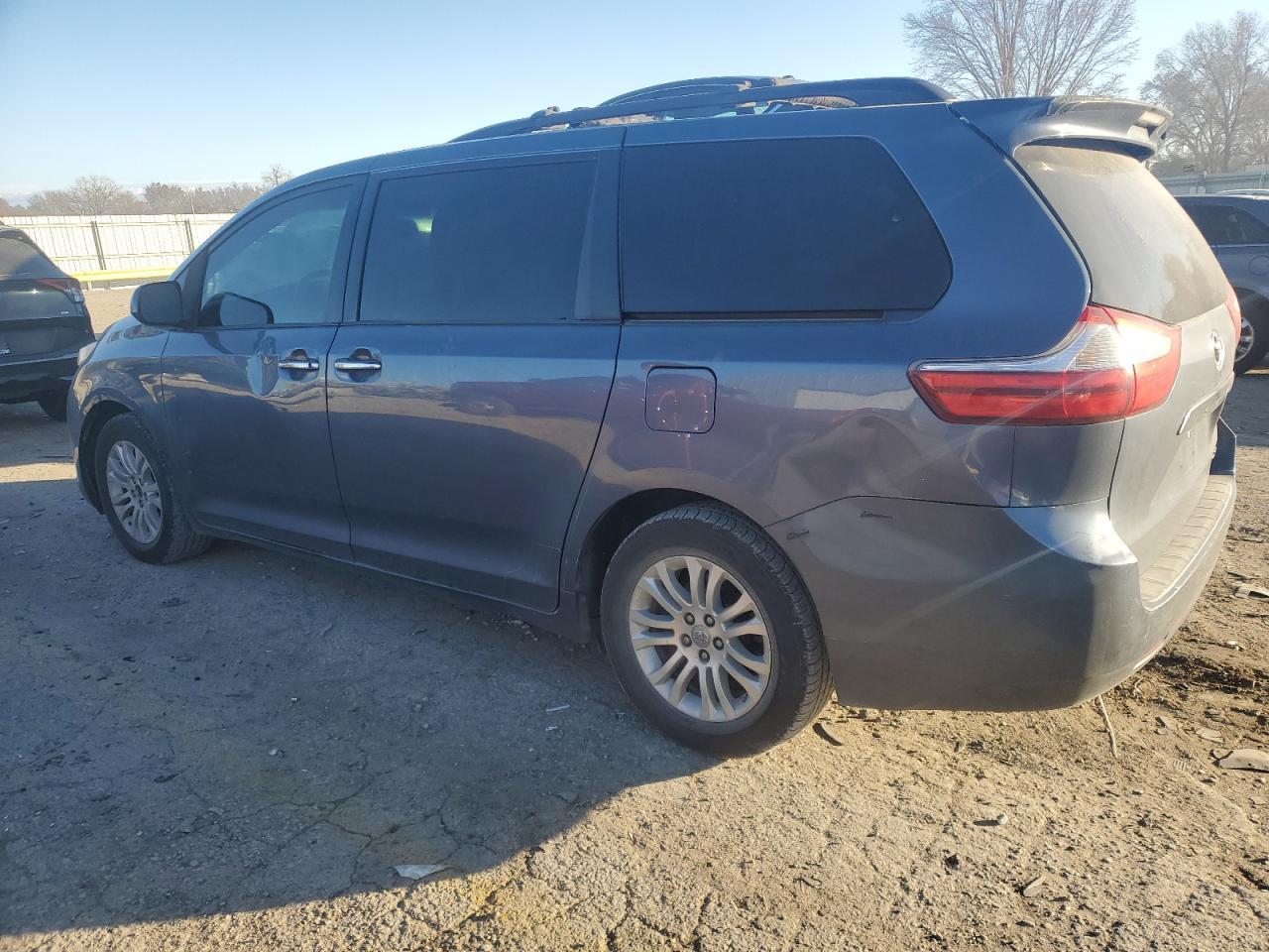 2015 TOYOTA SIENNA XLE - Фото 2