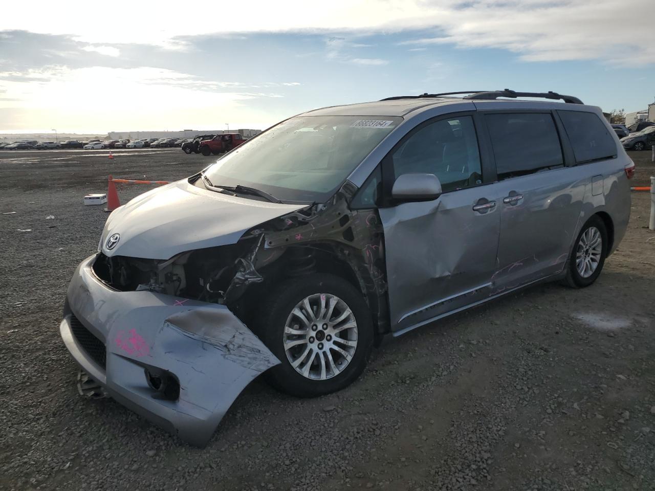 2015 TOYOTA SIENNA XLE