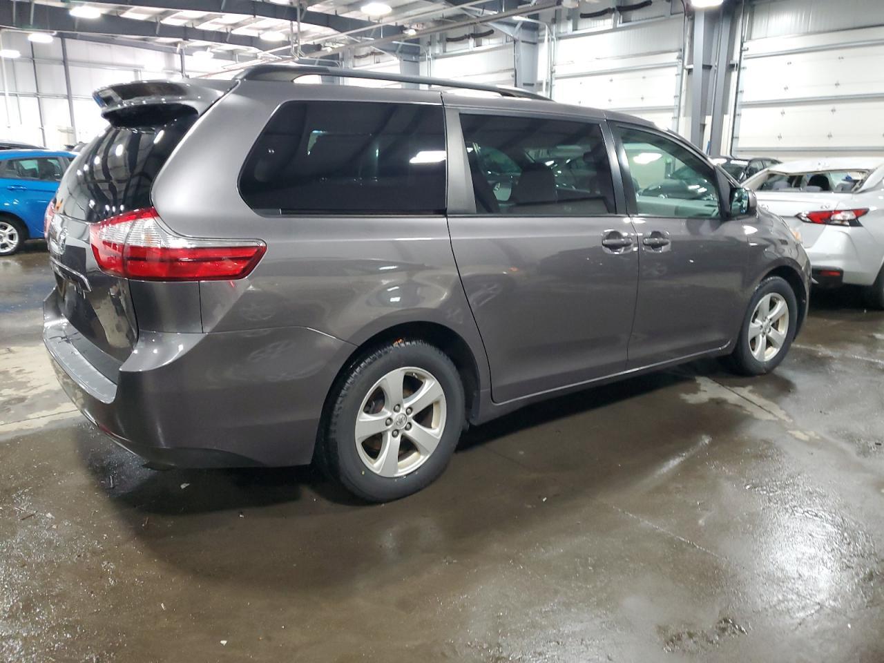 2015 TOYOTA SIENNA LE - Фото 3
