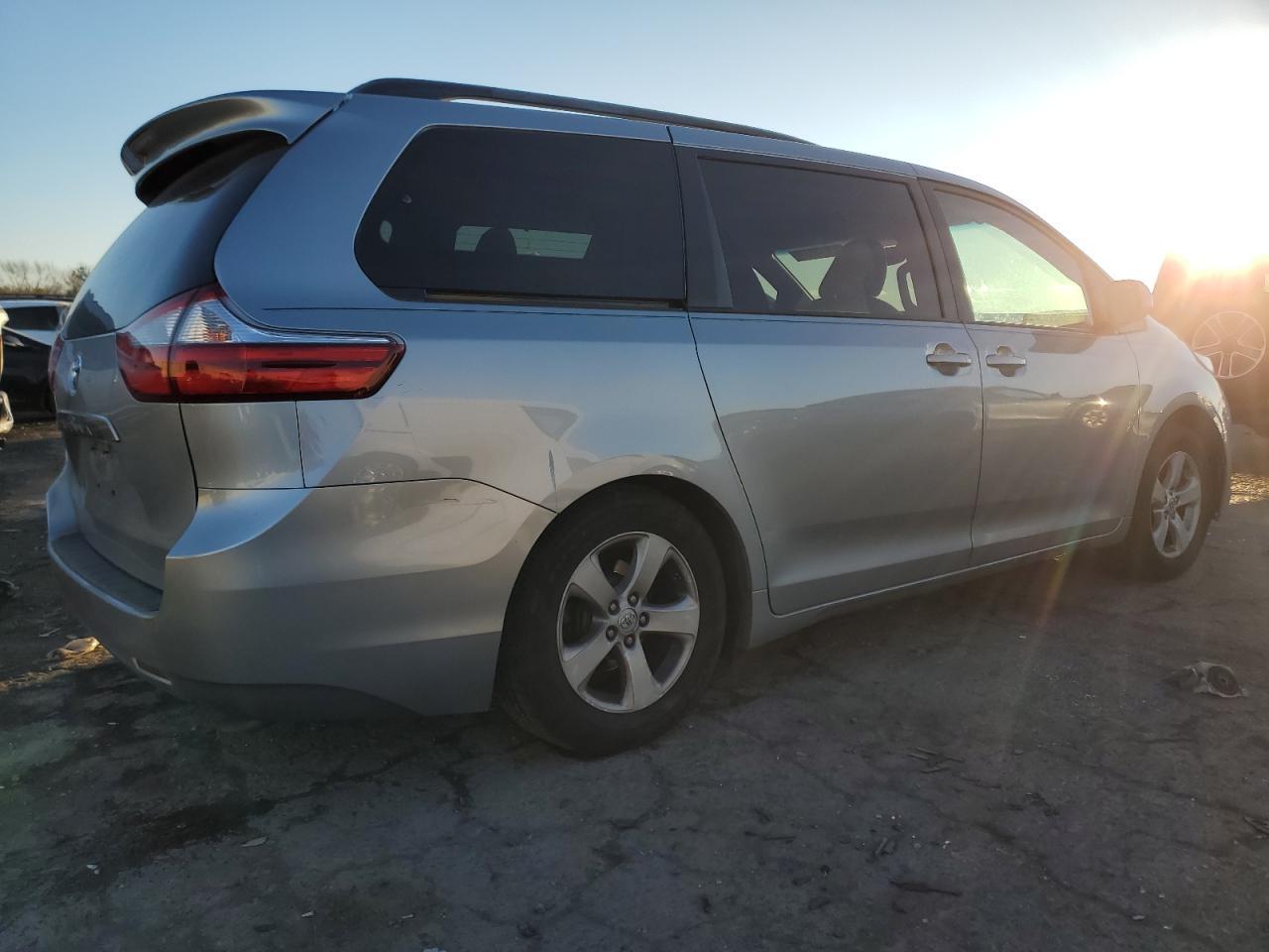 2015 TOYOTA SIENNA LE - Фото 3