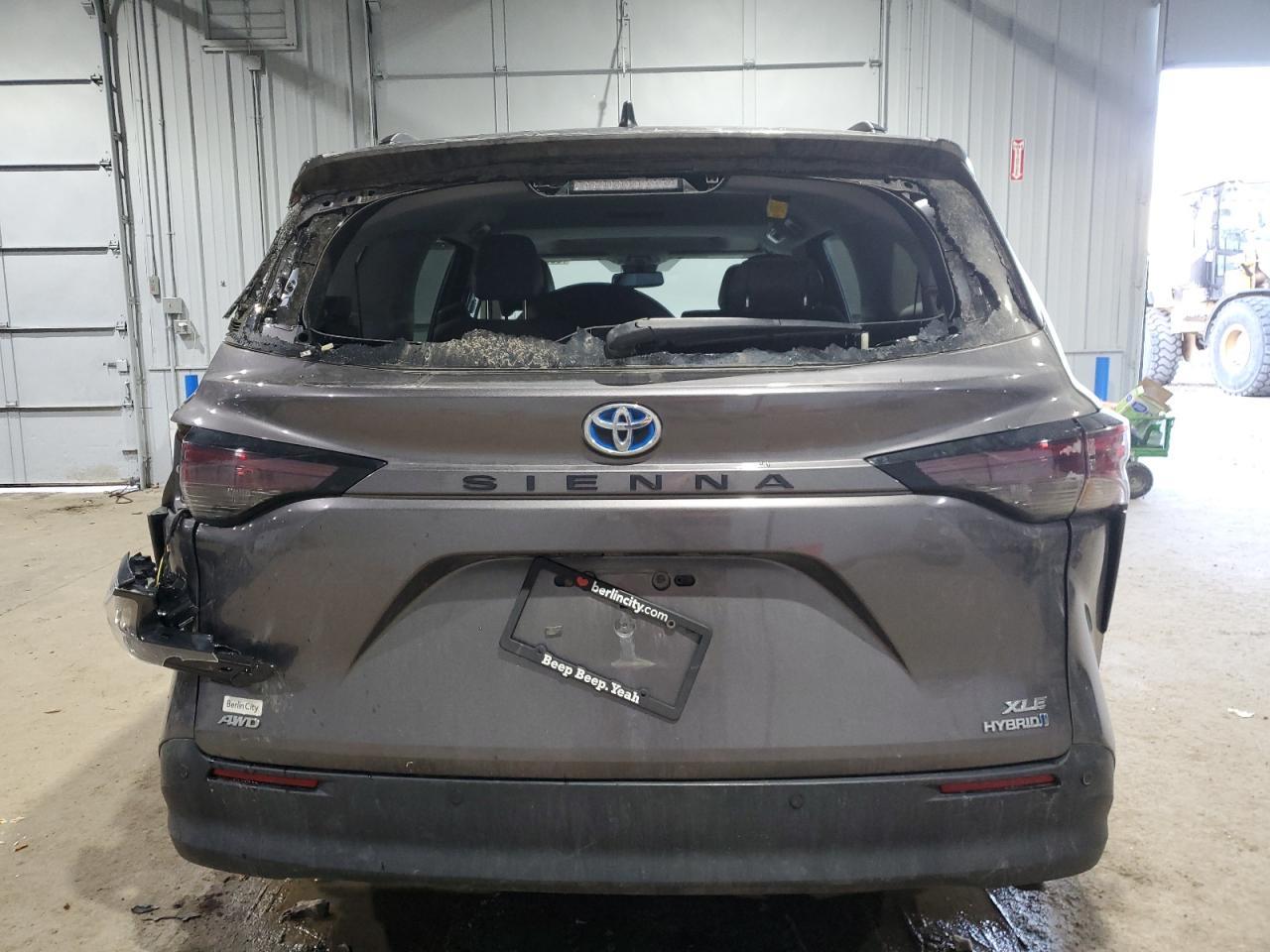 2023 TOYOTA SIENNA XLE - Image 6