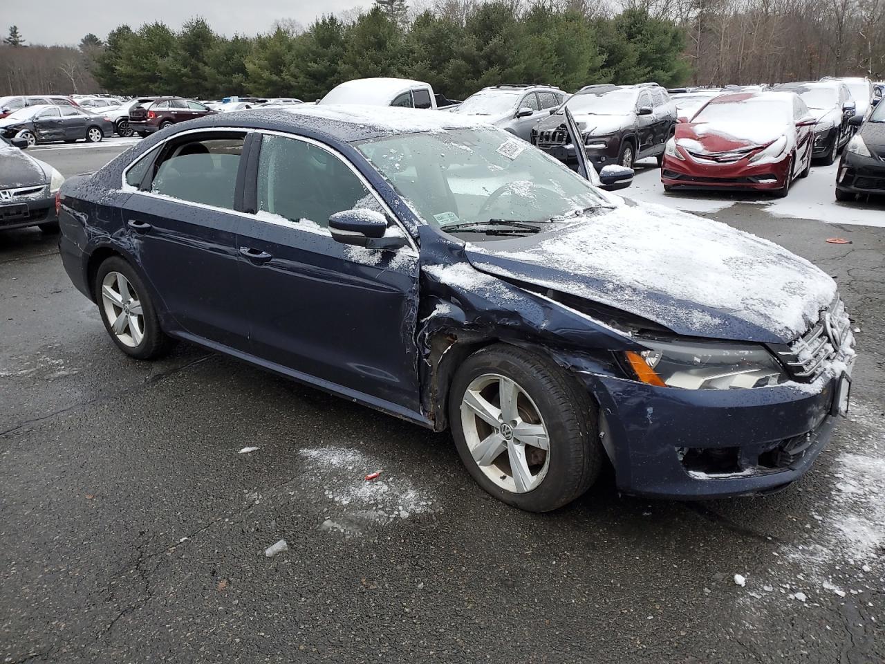 2013 VOLKSWAGEN PASSAT SE - Image 4