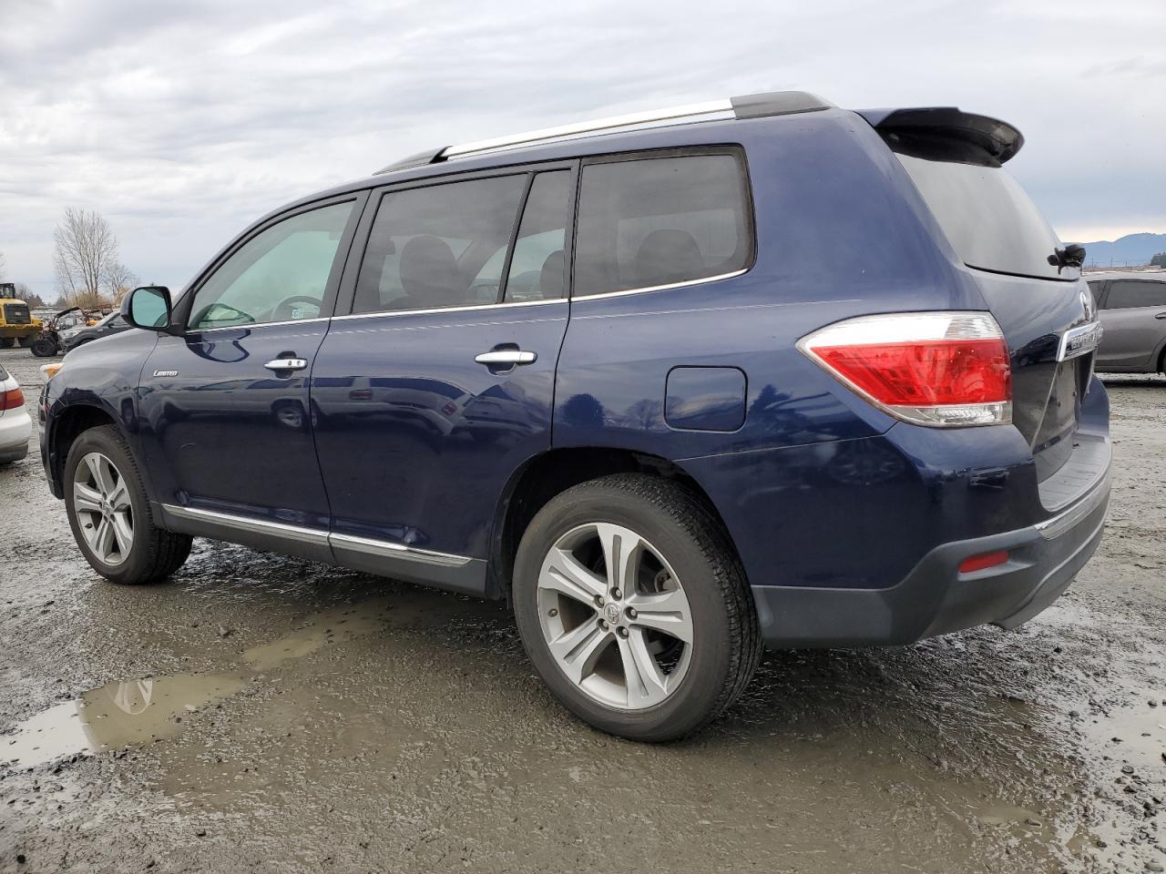 2011 TOYOTA HIGHLANDER - Image 2
