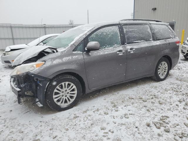2013 TOYOTA SIENNA XLE