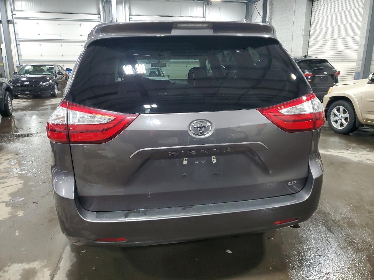2015 TOYOTA SIENNA LE - Фото 6