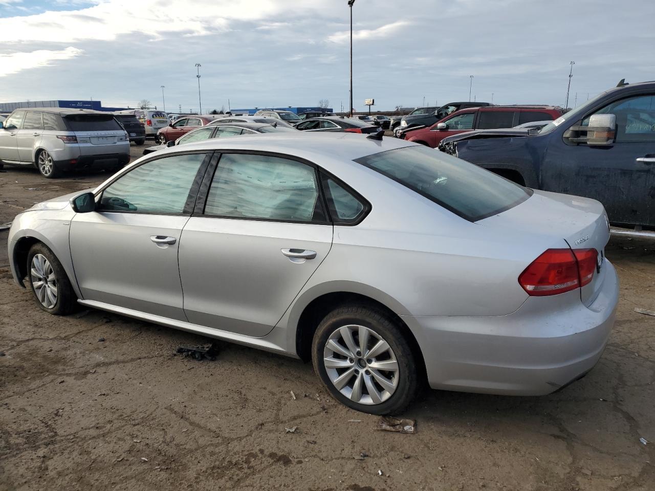 2015 VOLKSWAGEN PASSAT S - Фото 2