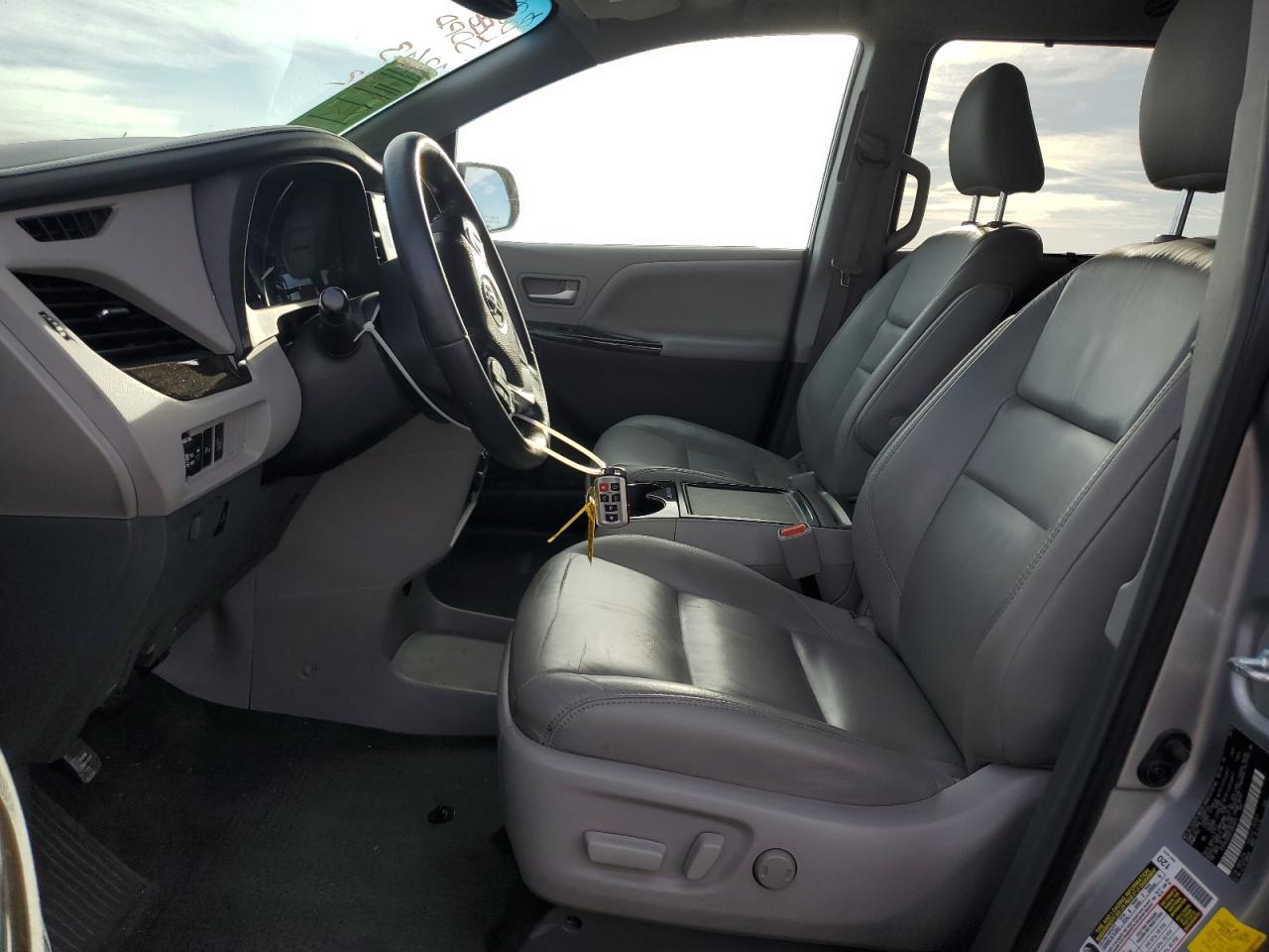 2015 TOYOTA SIENNA XLE - Фото 7