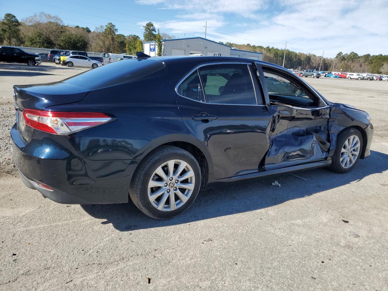 2020 TOYOTA CAMRY LE - Фото 3