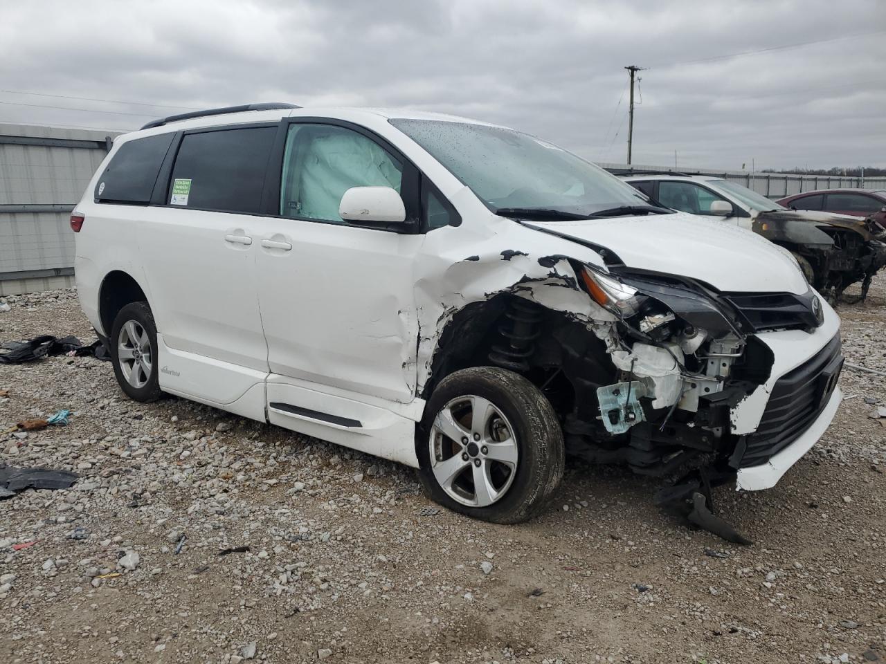2019 TOYOTA SIENNA LE - Фото 4